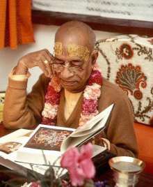 Śrīla Prabhupāda reading a book